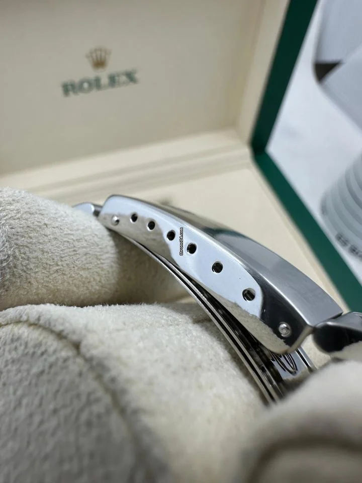 Rolex Oyster Perpetual Date - Image 4